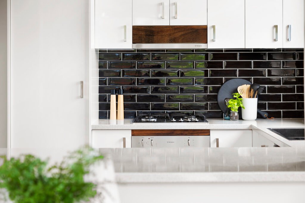 Black and White Kitchen Backsplash Ideas - Timeless Design Guide 2024 kitchen bench 2024 09 12 03 57 40 utc
